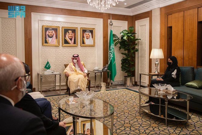 Saudi Arabia’s foreign Minister Prince Faisal bin Farhan and the Kingdom’s ambassador to the US Princess Reema bint Bandar meet with a visiting US delegation. (SPA)