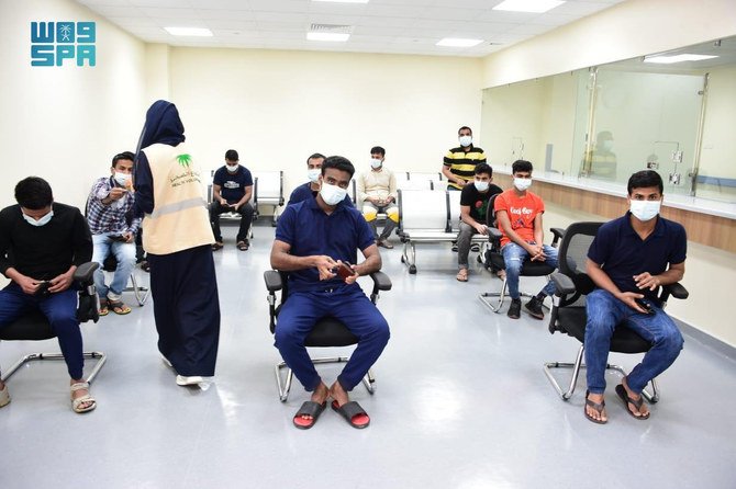 Employees of the Royal Commission in Jubail queue to get themselves vaccinated against COVID-19 on April 30, 2021. (SPA file photo)