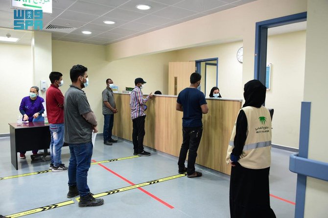Employees of the Royal Commission in Jubail queue to get themselves vaccinated against COVID-19 on April 30, 2021. (SPA file photo)
