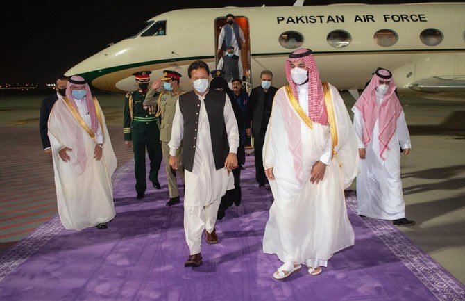 Pakistan prime minister Imran Khan was received in Jeddah by Crown Prince Mohammed bin Salman. (Photo: Bandar Algaloud)