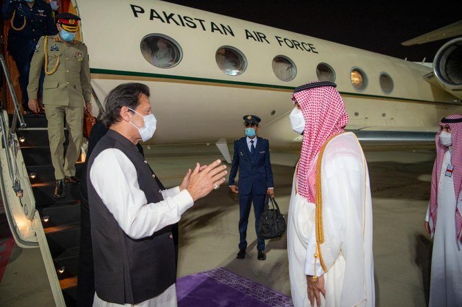 Pakistan prime minister Imran Khan was received in Jeddah by Crown Prince Mohammed bin Salman. (Photo: Bandar Algaloud)