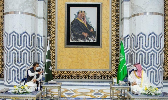 Pakistan prime minister Imran Khan was received in Jeddah by Crown Prince Mohammed bin Salman. (Photo: Bandar Algaloud)