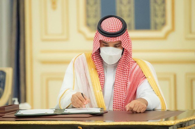 Saudi Crown Prince Mohammed bin Salman signs the agreement establishing the Saudi-Pakistani Supreme Coordination Council. (SPA)