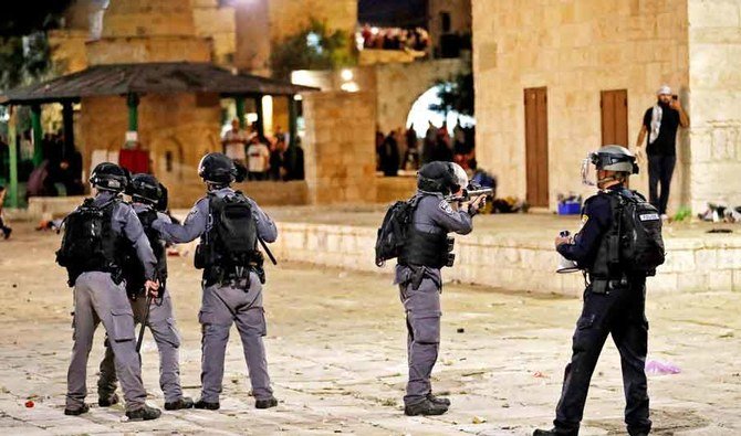 Israeli security forces clash with Palestinian protesters at the al-Aqsa mosque compound in Jerusalem, on May 7, 2021. (AFP)