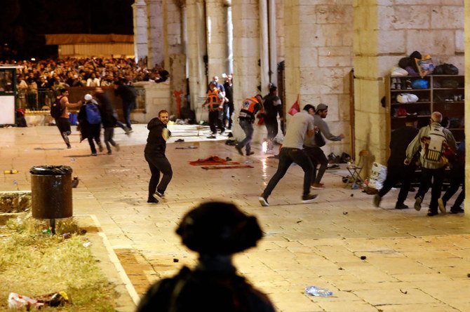 Israeli security forces clash with Palestinian protesters at the al-Aqsa mosque compound in Jerusalem on May 7, 2021. (AFP / Ahmad Gharabli)