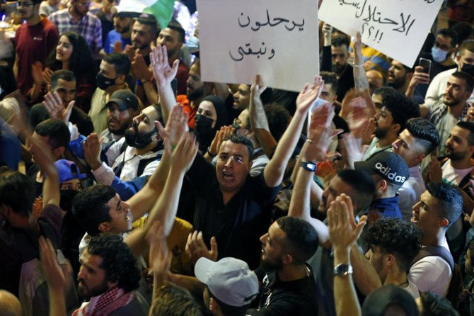 Palestinian protesters march during an anti-Israel demonstration over tension in Jerusalem, near the Jewish settlement of Beit El near Ramallah, in the occupied West Bank, on May 10, 2021. (AFP / ABBAS MOMANI)