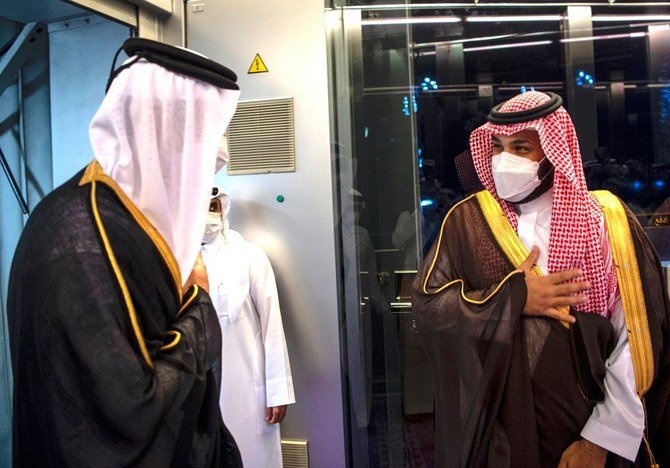 Qatar’s Emir Sheikh Tamim bin Hamad arrives in Jeddah, where he is received by Saudi Arabia’s Crown Prince Mohammed bin Salman. (SPA)
