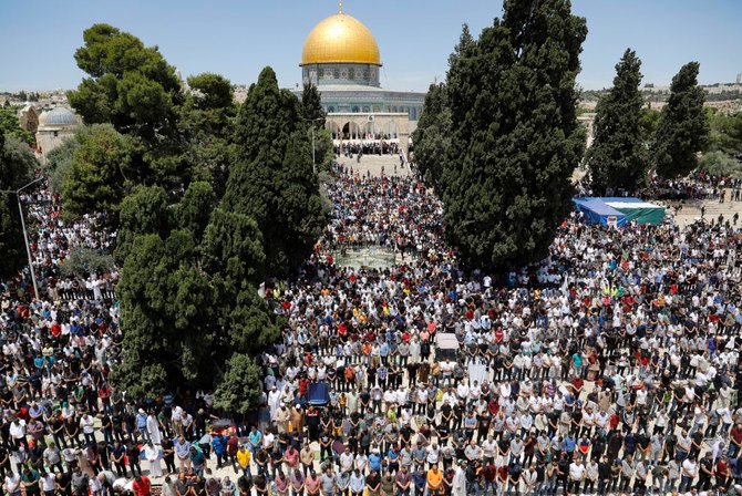 Palestinian worshippers pray outside the Dome of the Rock in Jerusalem's Al-Aqsa Mosque compound on the third Friday of Ramadan, on April 30, 2021. (Photo by AHMAD GHARABLI / AFP)