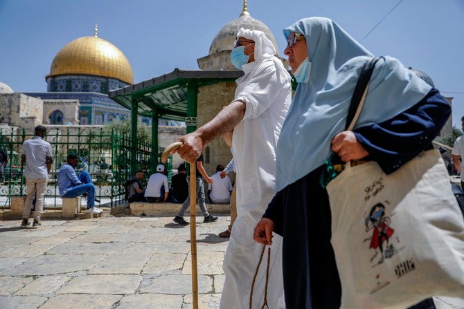 Palestinian worshippers arrive to pray outside the Dome of the Rock in Jerusalem's Al-Aqsa Mosque compound on April 30, 2021. (Photo by AHMAD GHARABLI / AFP)