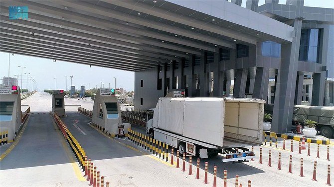 For travelers heading from Bahrain to Saudi Arabia, they will be required to carry any of the health applications approved in the GCC countries, which confirm whether they are vaccinated or have recovered from the virus. (SPA)