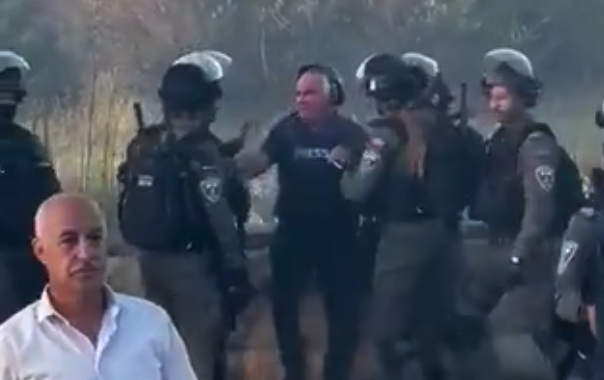 CNN's Ben Wedeman surrounded by Israeli forces. (Twitter: @Stone_SkyNews)