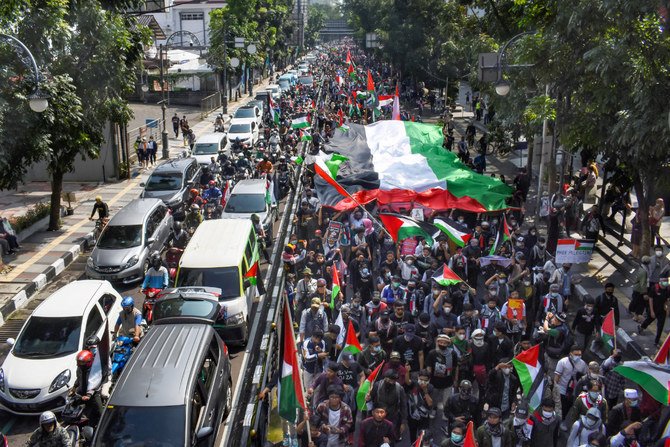 Demonstrators march in support of Palestinians during a rally in Bandung, West Java on May 22, 2021 (Photo by Timur Matahari / AFP)