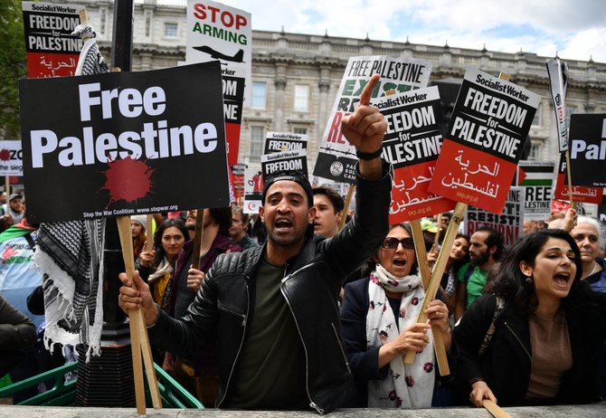 Protesters shout at counter-demonstrators during a march in central London on May 11, 2019 calling for justice for Palestinians. (Photo by Daniel LEAL-OLIVAS / AFP)