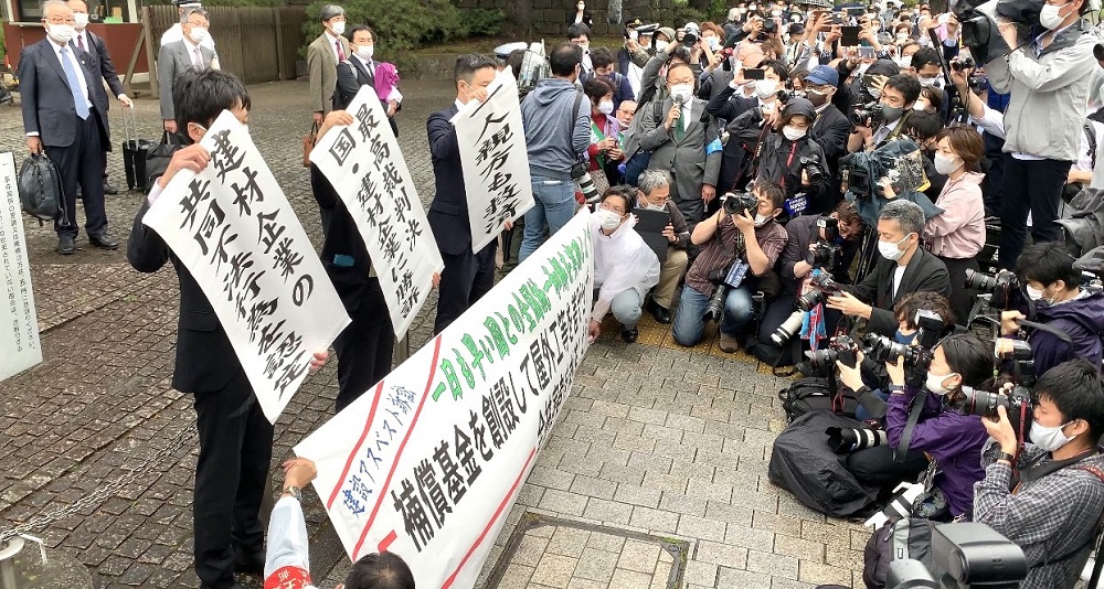 After 13 years of legal action, workers exposed to asbestos are winning their lawsuits against the Japanese state and companies that failed to keep workers safe. (ANJ photo)