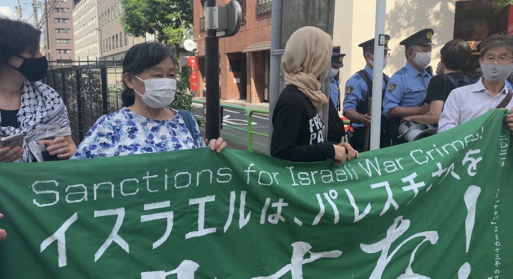 Pro-Palestinian protesters attempted to approach the Israeli Embassy but were stopped by a police roadblock about 100 meters from the official building. (ANJP)