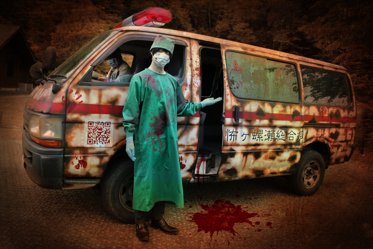 The ambulance appears gruesome and eery, designed to look worn out with rusty metal and stained windows—there are also bloody handprints scattered around for added effect. (Kowagarasetai)