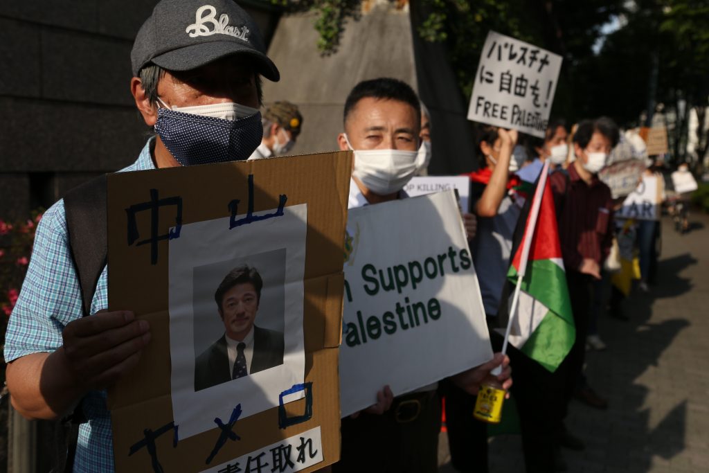 Pro-Palestinian protesters attempted to approach the Israeli Embassy but were stopped by a police roadblock about 100 meters from the official building. (ANJP)