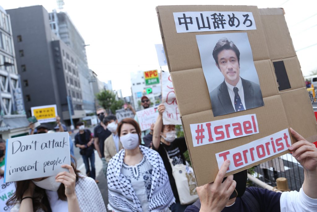 Pro-Palestinian protesters attempted to approach the Israeli Embassy but were stopped by a police roadblock about 100 meters from the official building. (ANJP)