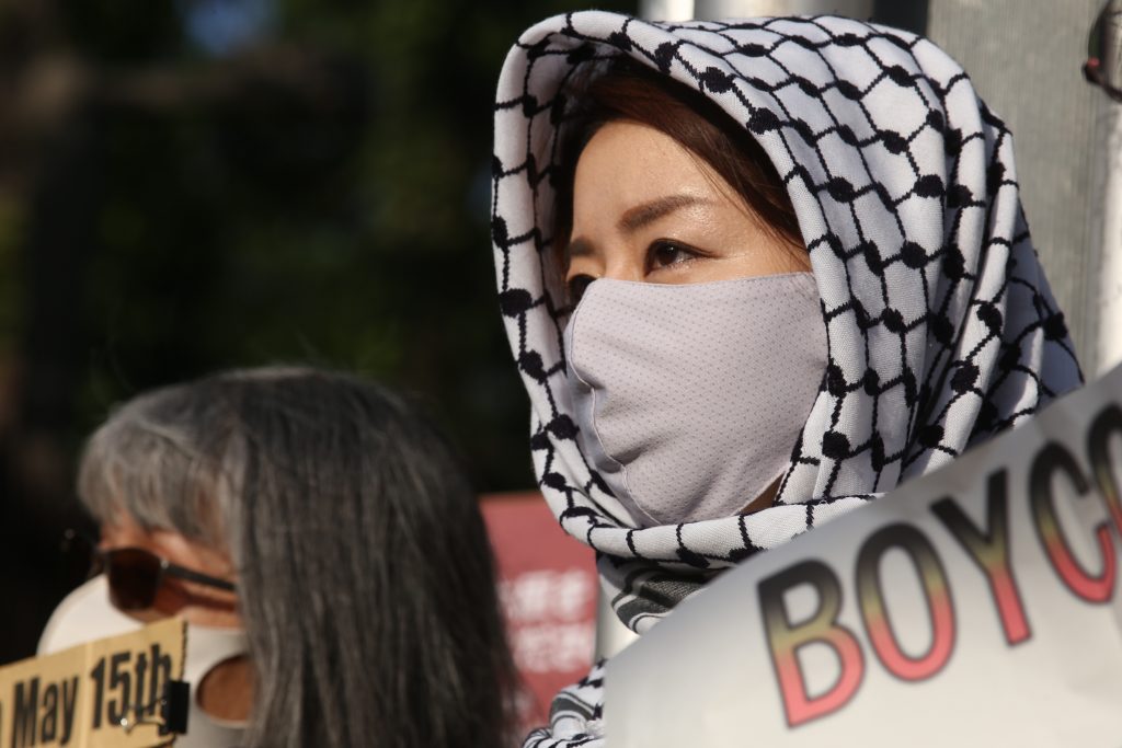 Pro-Palestinian protesters attempted to approach the Israeli Embassy but were stopped by a police roadblock about 100 meters from the official building. (ANJP)