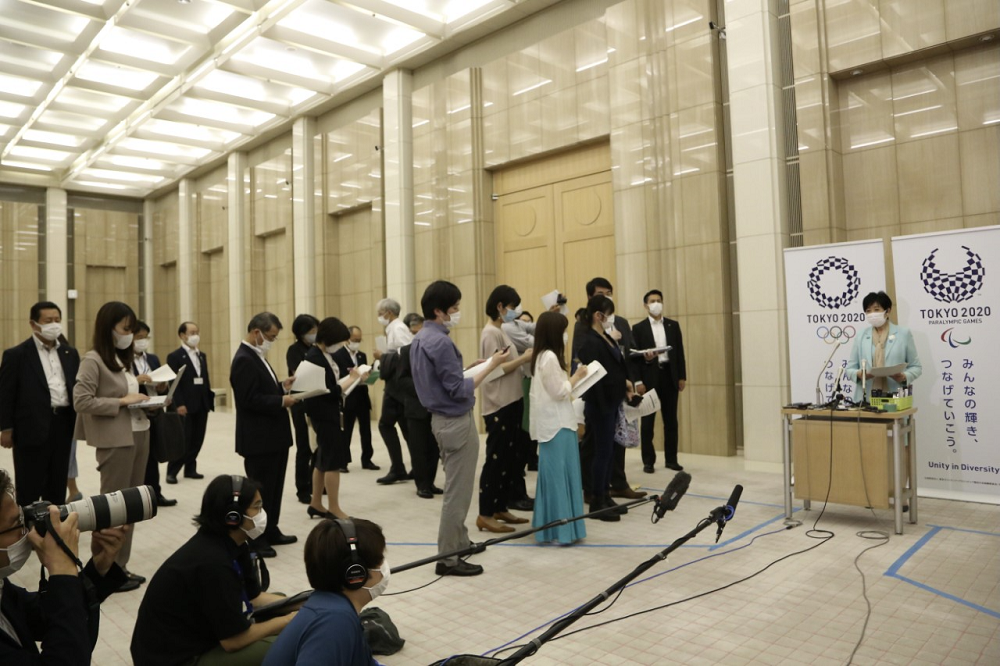 Speaking at Tokyo City Hall, Gov. Koike confirmed that the Tokyo government may reduce the capacity of fan zones to prevent the spread of the coronavirus. (Photos: ANJ/Pierre Boutier)