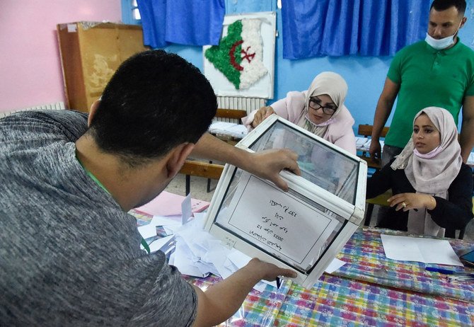 Algerian elections staff count ballots at a polling station in Bouchaoui, on the western outskirts of the capital Algiers, on June 12, 2021. (AFP / RYAD KRAMDI) 