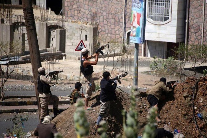 Resistance fighters hold a position during clashes with Houthi militia, Taiz, Yemen, March 11, 2016. (AFP)