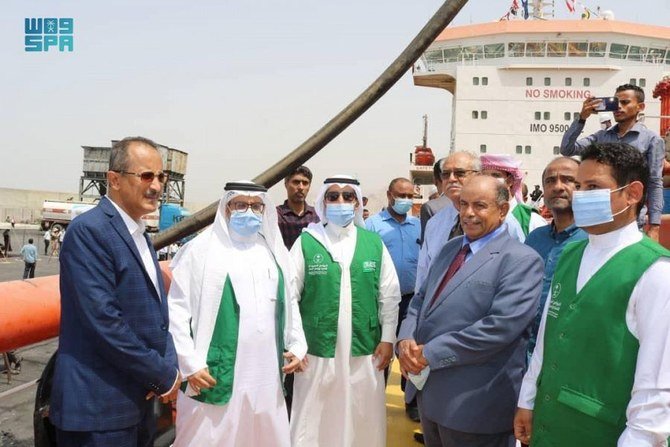 Saudi Arabia delivers the second batch of oil derivatives grant to Yemen in cooperation with local authorities. (SPA)