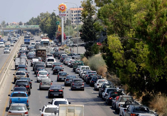 Vehicles queue up for fuel along the Beirut-Sidon highway, south of the Lebanese capital, on June 24, 2021 amid severe fuel shortages. (AFP / JOSEPH EID)