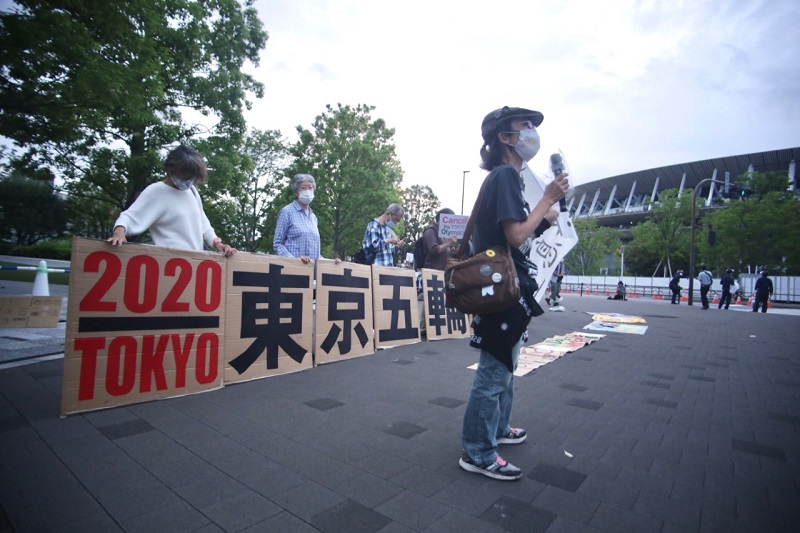 Protesters voice their anger against the declarations of the G7 leaders in favor of the holding of the Olympic Games. (Photo by Pierre Boutier/ANJ)