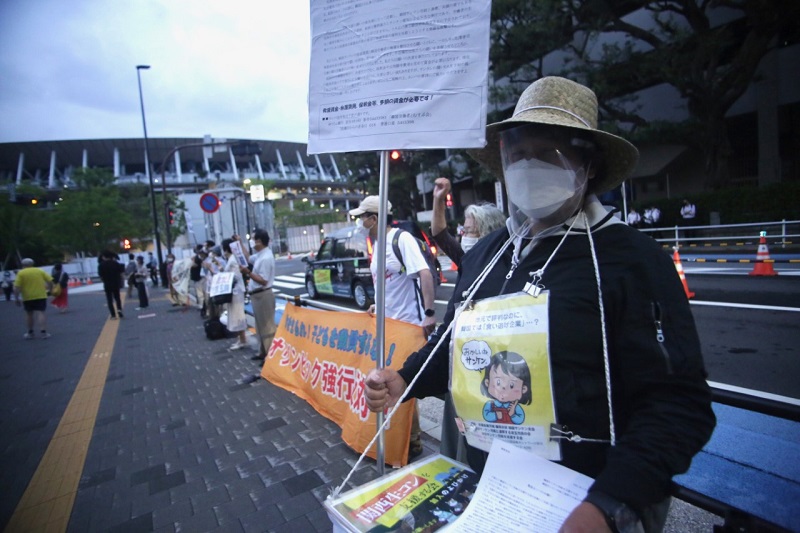 Protesters voice their anger against the declarations of the G7 leaders in favor of the holding of the Olympic Games. (Photo by Pierre Boutier/ANJ)