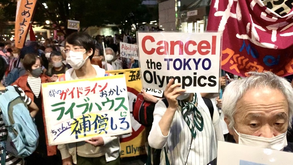 An estimated 850 Japanese gathered before the Metropolitan Government Building to send the world a message that came as no surprise: