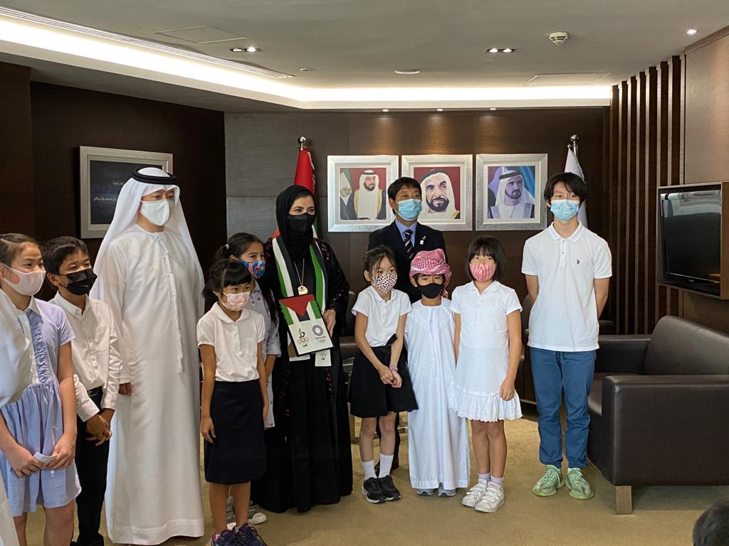 The silk scarf was made using silk from Japanese endemic silkworm raised by students at Dubai Japanese School, who were present. (ANJP)