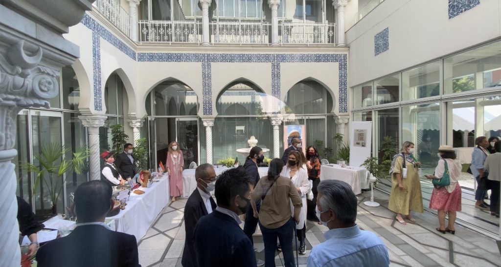 The event was held at the residence of the Algerian ambassador to Japan Mohamed Al Amin Bencherif, where booths for food boxes and other items made by the participating embassies were served. (ANJP)