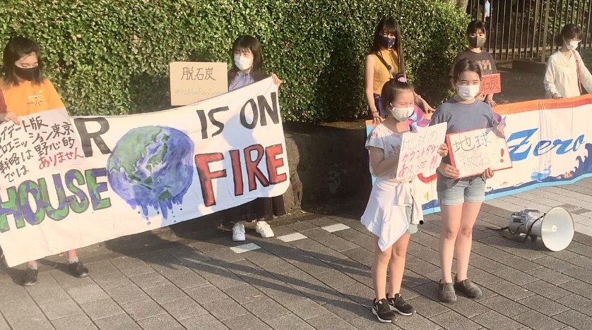 In front of the Diet, mothers carried signs that read, 