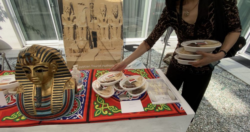 The event was held at the residence of the Algerian ambassador to Japan Mohamed Al Amin Bencherif, where booths for food boxes and other items made by the participating embassies were served. (ANJP)