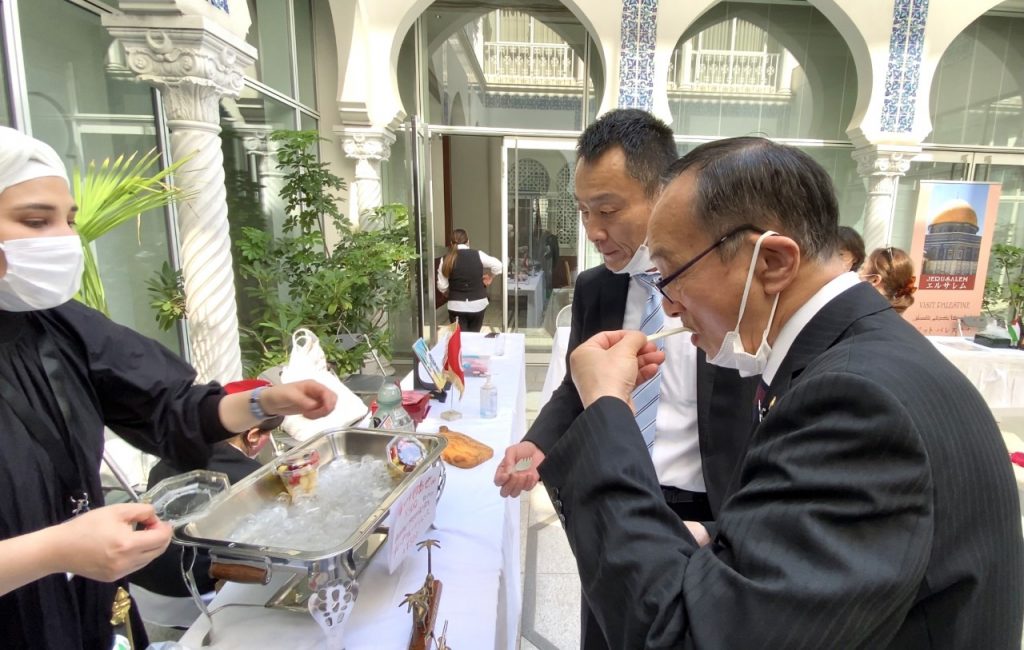 The event was held at the residence of the Algerian ambassador to Japan Mohamed Al Amin Bencherif, where booths for food boxes and other items made by the participating embassies were served. (ANJP)