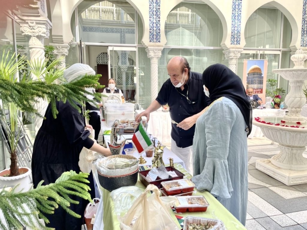 The event was held at the residence of the Algerian ambassador to Japan Mohamed Al Amin Bencherif, where booths for food boxes and other items made by the participating embassies were served. (ANJP)