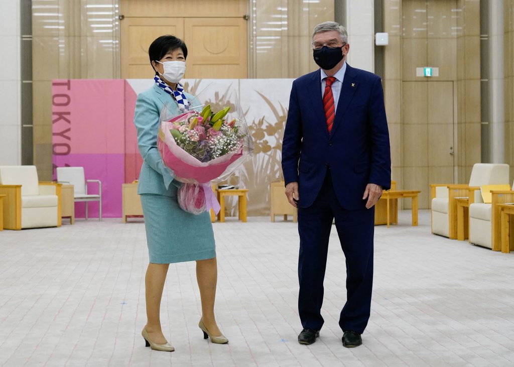 Tokyo Governor Yuriko Koike (L) and International Olympic Committee President Thomas Bach (R) pose for photos prior to their meeting in Tokyo, July. 15, 2021. (AFP)
