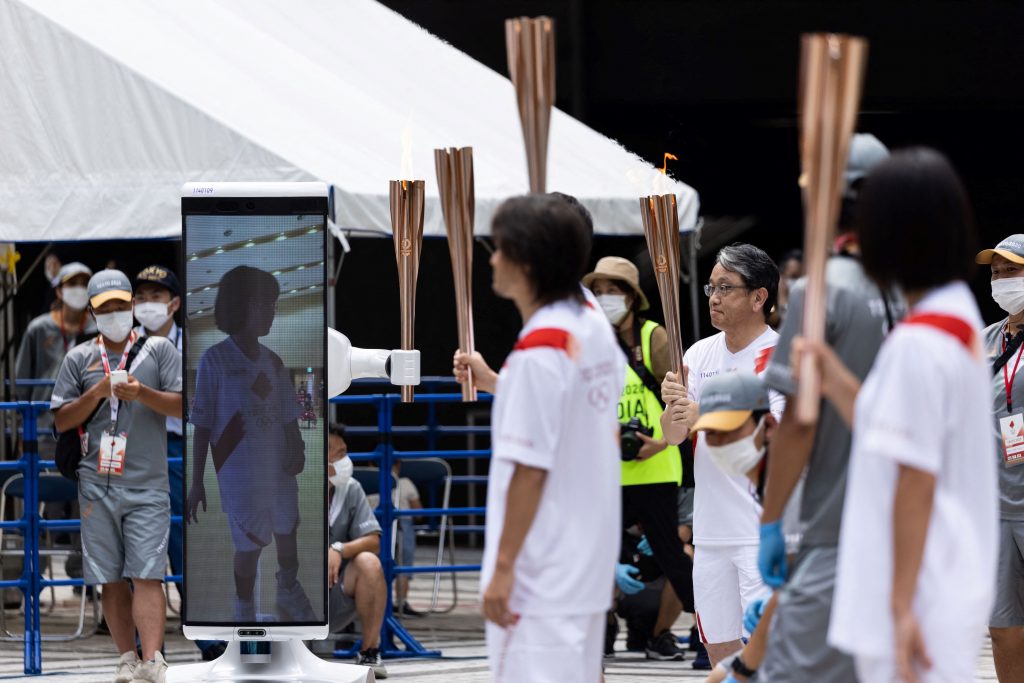 The square is the final destination in Tokyo of the nationwide torch relay for the Tokyo Olympics. The arrival ceremony was attended by Tokyo Governor Yuriko Koike and other officials, but without spectators from the general public amid the continuing spread of the novel coronavirus. (AFP)