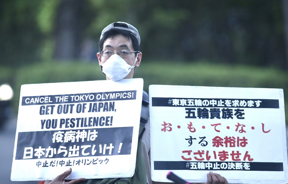 A group of protesters showed their anger at the officials by chanting anti-Olympics slogans as the limousines rolled into the palace. (Photo by Pierre Boutier/ANJ)