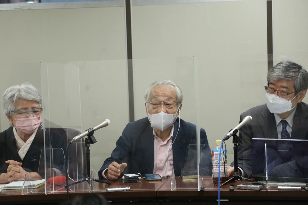 Lawyers Kaito and Kawai and the plaintiff (left) talk to journalists at Tokyo district court press club about trials of Tepco executives. (ANJ/Pierre Boutier)