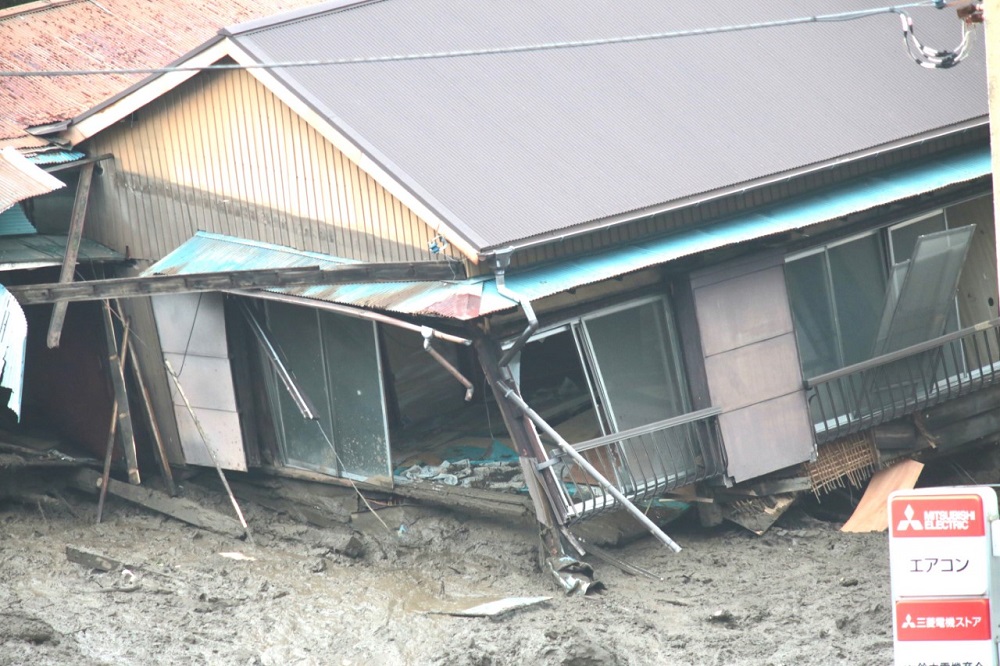 Mangled houses are seen in the Izusan area of Atami in Shizuoka Prefecture. (ANJ/Pierre Boutier)