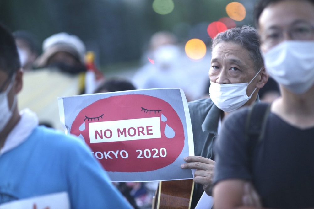 A group of protesters showed their anger at the officials by chanting anti-Olympics slogans as the limousines rolled into the palace. (Photo by Pierre Boutier/ANJ)