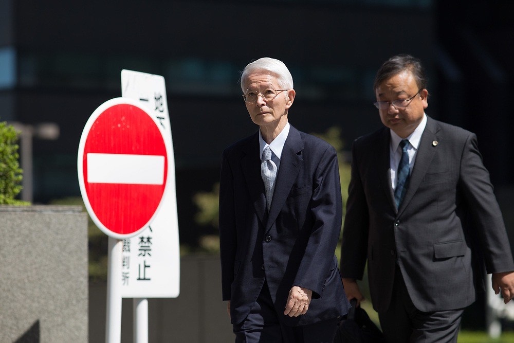 Archive photo of former Tepco chairman Tsunehisa Katsumata entering the Tokyo District Court with his lawyer. (ANJ/Pierre Boutier)