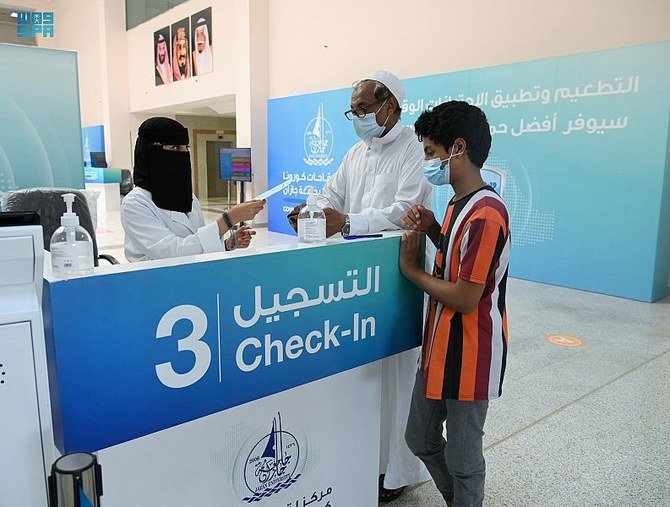 Students aged 12 and above get themselves vaccinated at Jazan University. (SPA)