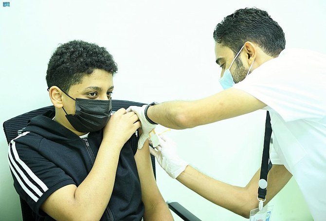 Students aged 12 and above get themselves vaccinated at Jazan University. (SPA)