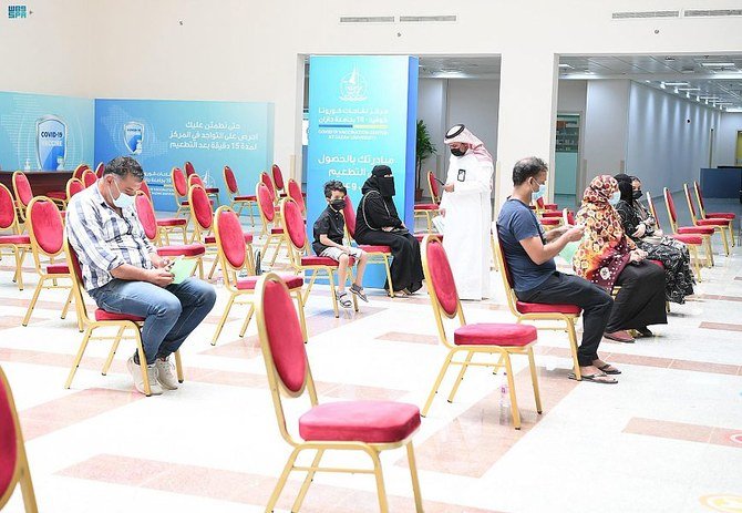 Students aged 12 and above get themselves vaccinated at Jazan University. (SPA)