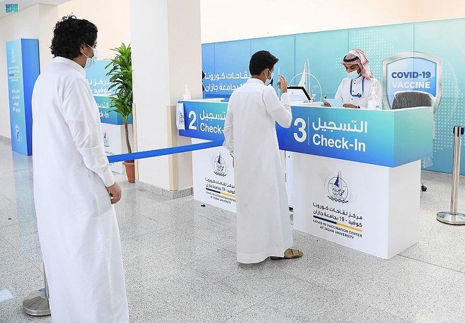 Students aged 12 and above get themselves vaccinated at Jazan University. (SPA)