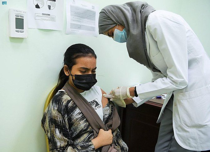 Students aged 12 and above get themselves vaccinated at Jazan University. (SPA)