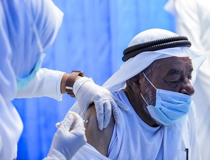 The Kingdom administers an average of 401,937 doses of COVID-19 vaccines each day. (Twitter/@SaudiMOH)